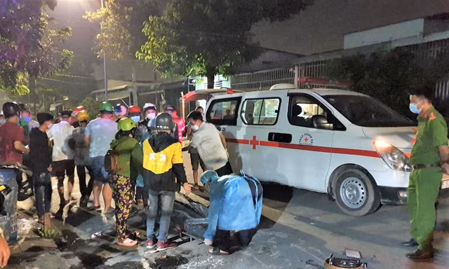 Hai xe máy va chạm trong hẻm, 3 người thương vong