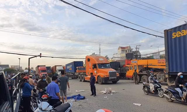 Xe container cán chết người giữa ngã tư rồi bỏ chạy