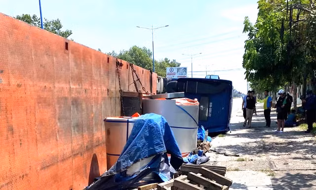 Xe đầu kéo chở hai cuộn tôn nặng chục tấn lật nhào giữa đường ở Bình Dương