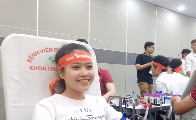 Nụ cười ‘tỏa nắng’ của các bạn trẻ tại ngày hội hiến máu Chủ nhật đỏ