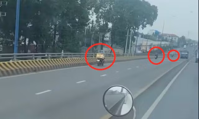 CLIP: Dòng xe nối đuôi nhau chạy ngược chiều trên cầu vượt ở Bình Dương