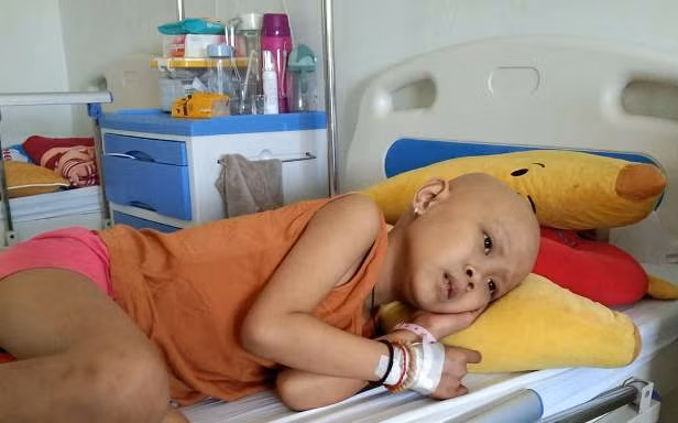 Xót thương bé gái bị ung thư máu cận kề hiểm nguy vì nhà hết tiền