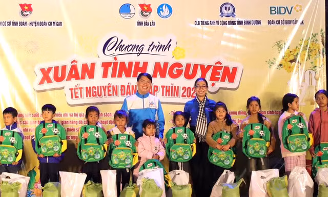 Thanh niên Bình Dương mang Xuân về vùng sâu 