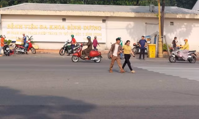 Bình Dương yêu cầu các bệnh viện giải trình việc bệnh nhân phải rời giường đi mua thuốc