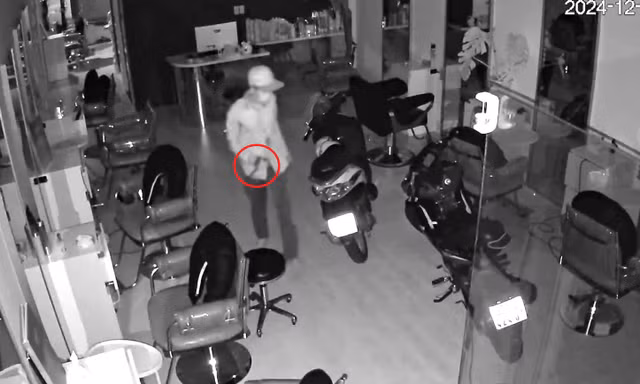 [CLIP] Kẻ trộm cầm dao đột nhập tiệm làm tóc ở Bình Dương 