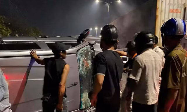 Dùng búa phá cửa giải cứu người trong ô tô lật giữa đường 