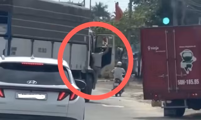 [CLIP] Xe tải to chèn xe tải nhỏ, người trên cabin cầm rựa nhảy xuống đe dọa