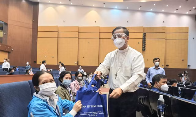 185 linh mục, tu sĩ ở Bình Dương lên đường chống dịch COVID-19