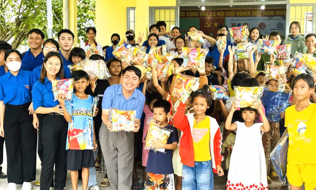 Thanh niên Bình Dương vượt đường xa tặng quà, cắt tóc cho thiếu nhi đồng bào thiểu số