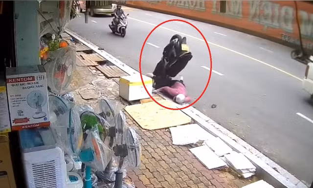 [CLIP] Người phụ nữ và xe máy lộn nhào, cắm đầu giữa đường