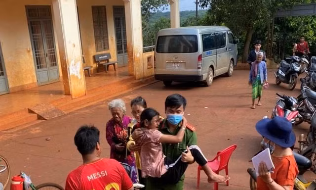 Đoàn thanh niên Công an đến tận nhà cấp CCCD cho bà con dân tộc thiểu số