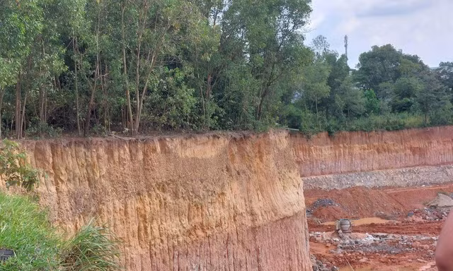 Bình Dương: Khu đất rộng bị đào bới sâu 20m gây sạt lở, đe dọa nhà dân