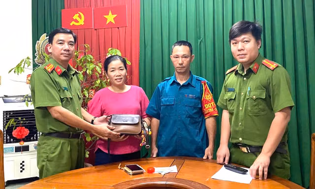 Dân quân nhặt được bóp da có nhiều tiền, vàng trong công viên ở Bình Dương