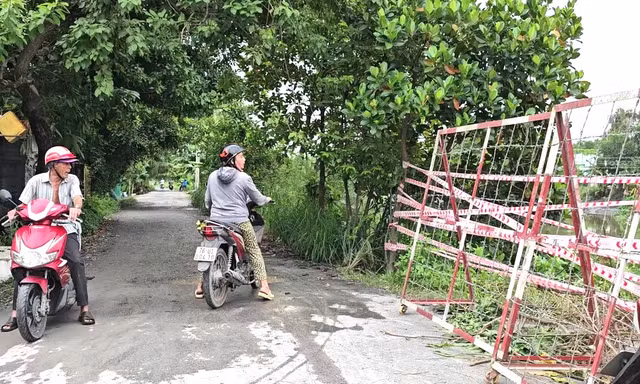 Hiện trường 2 cầu sắt bị mưa lớn cuốn trôi ở Bình Dương 