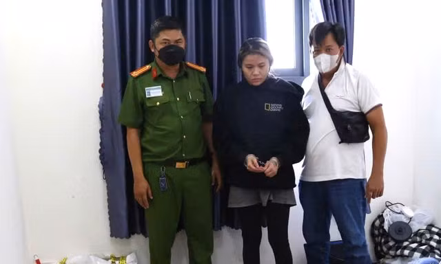 Cảnh sát đột kích căn hộ của cô gái ở Bình Dương, phát hiện lượng lớn ma tuý, súng đạn