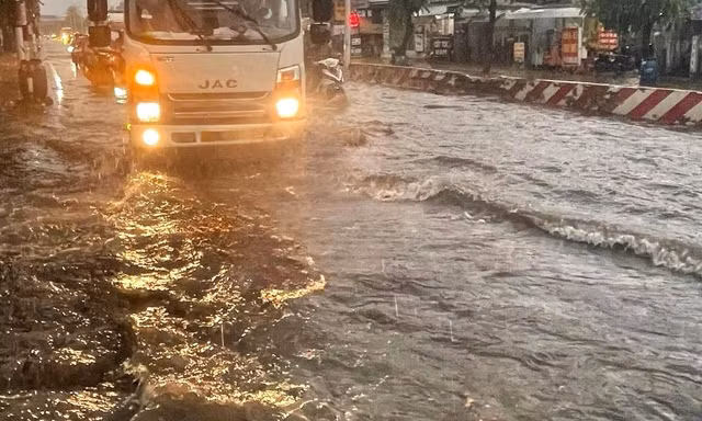 Mưa lớn ở Bình Dương, nhiều đường hóa sông