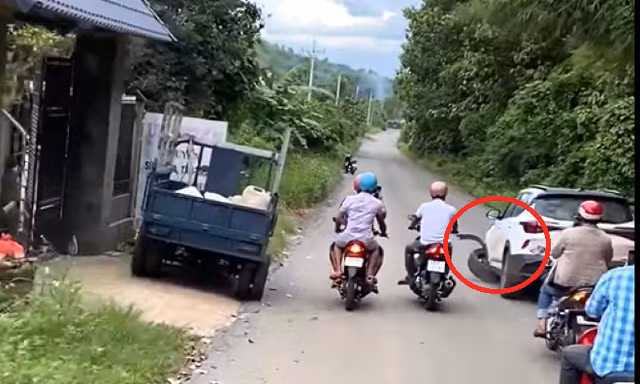 Ô tô văng lốp sau tai nạn, cô gái vẫn lái xe bỏ chạy gây xôn xao