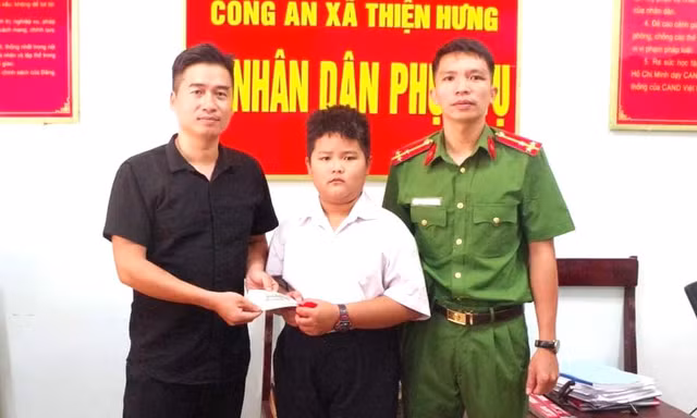 Nam sinh lớp 3 đến công an trả lại tiền nhặt được trên đường
