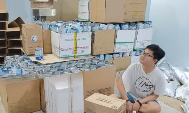 Lợi nhuận 'khủng' của cơ sở sản xuất sữa giả, bán online 