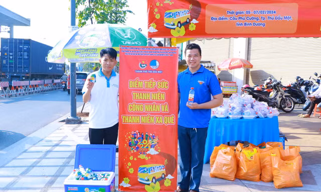 Tuổi trẻ đất Thủ tiếp sức thanh niên công nhân về quê đón Tết