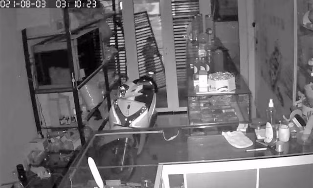 [VIDEO] Hai tên trộm ‘bứng’ cổng vào nhà dân trộm xe SH 
