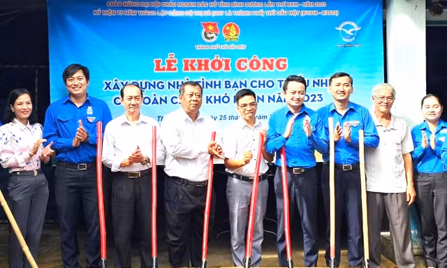 Xây dựng ‘Nhà tình bạn’ trong Chiến dịch Hoa phượng đỏ tại Bình Dương