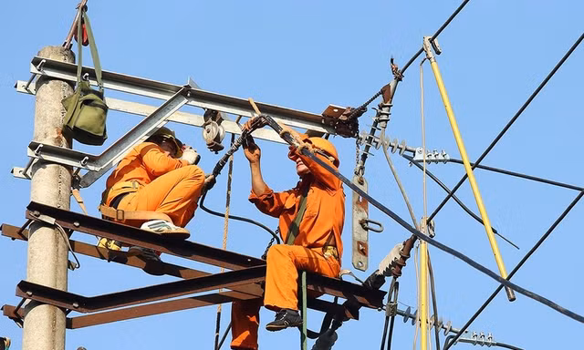 Lý do Bình Dương liên tục cúp điện đột xuất khiến người dân phải ra đường hóng mát