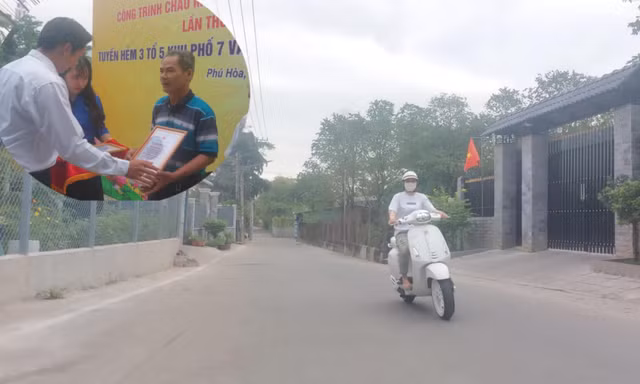 Người dân đất Thủ góp tiền tỷ ‘lên đời’ đường lầy lội để đón Tết