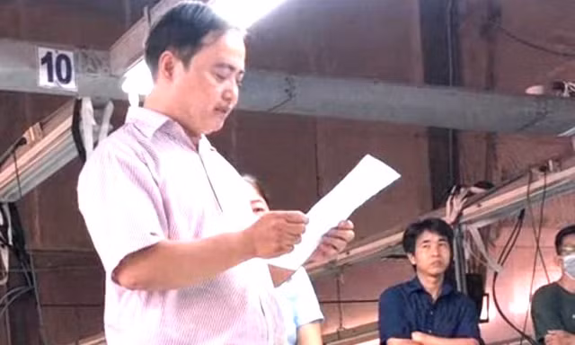 Công nhân ‘đứng hình’ nghe sếp đọc thông báo đóng cửa doanh nghiệp