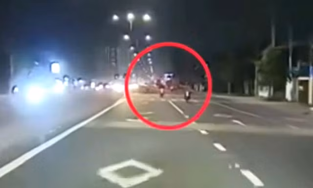 [CLIP] Thanh niên phóng xe máy bạt mạng vào làn ô tô, gây tai nạn chết người