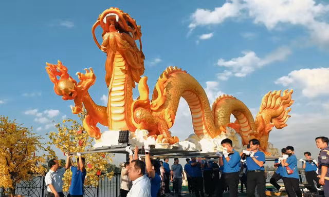Hơn 40 đoàn lân, sư, rồng ‘hộ tống’ linh vật năm 2024 đến hội trại tiễn tân binh