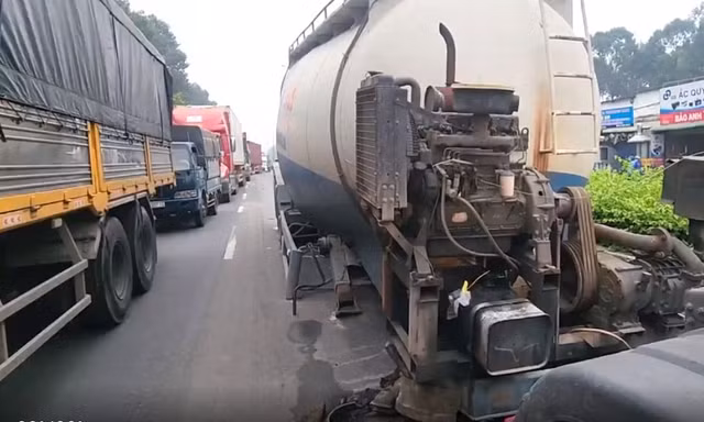 Xe đầu kéo 'rụng' thùng bồn, đường huyết mạch ở Bình Dương ùn ứ kéo dài