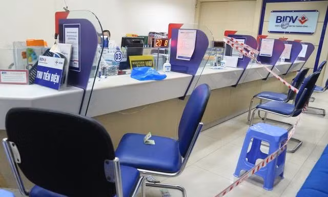 [Video] Tên cướp xông vào ngân hàng uy hiếp nhân viên đưa gần nửa tỷ
