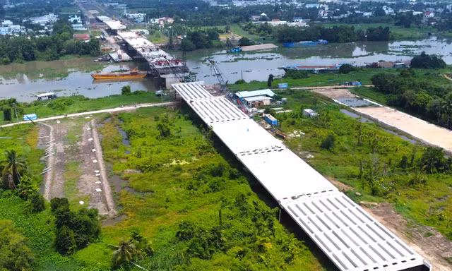 Cầu vượt sông Sài Gòn trên đường Vành đai 3 trước ngày hợp long