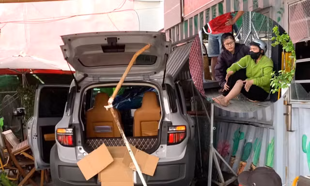 Nữ tài xế lái ô tô tông nhiều người đi đường rồi lao vào quán cà phê
