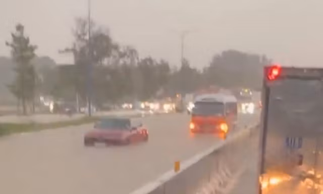 Mưa lớn tại Bình Dương, đường hóa sông, cây gãy đè xe máy