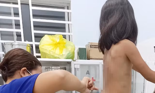 Công an làm việc với mẹ và bố dượng bé gái 7 tuổi nghi bị bạo hành 