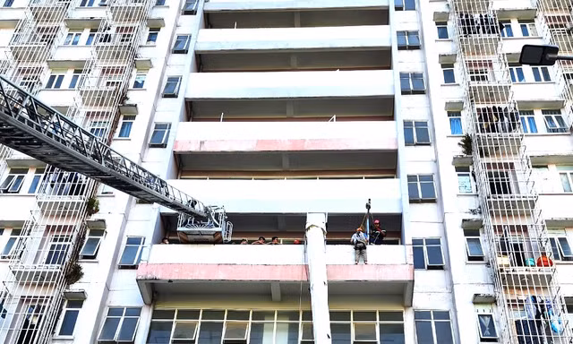 Sinh viên làng đại học tập thoát nạn khi kí túc xá 10 tầng bốc cháy