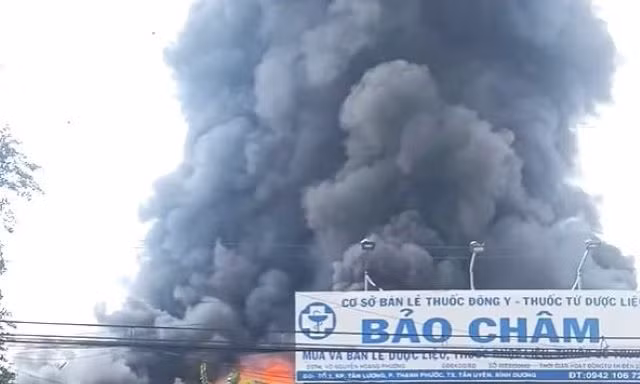 Lửa bao trùm xưởng mút xốp gần cây xăng và chợ ở Bình Dương