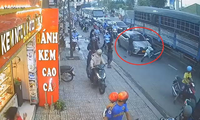 Lưu thông vào làn xe máy, ô tô bị chặn đầu, đập phá kính chắn gió