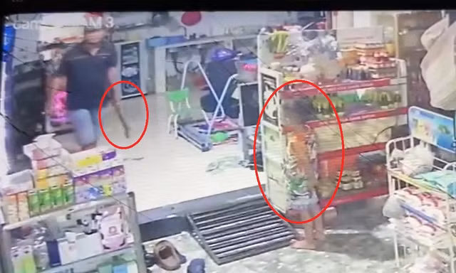 [CLIP] Bé trai hoảng loạn, thất thần nhìn cha bị người lạ xông vào nhà đánh đập