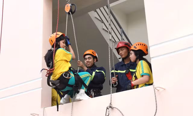 ‘Lính cứu hỏa’ nhí đu dây, trèo nhà cao tầng chữa cháy, cứu nạn