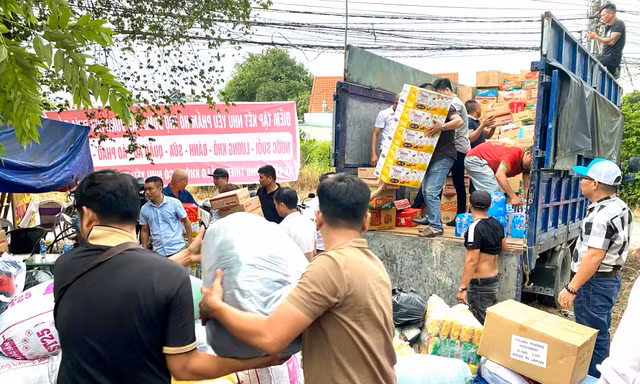 Trăm tấn hàng từ người dân Bình Dương lên đường ra Bắc cứu trợ