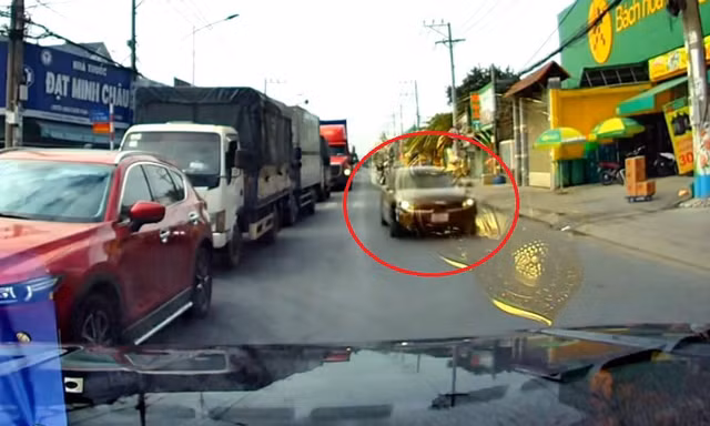 CLIP: Ô tô 5 chỗ liên tục nháy đèn, chạy ngược chiều gây bức xúc