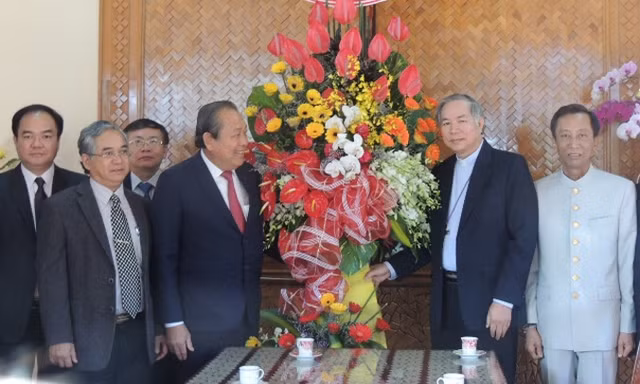 Phó thủ tướng Chính phủ thăm chúc mừng Giáng sinh tại Kon Tum.