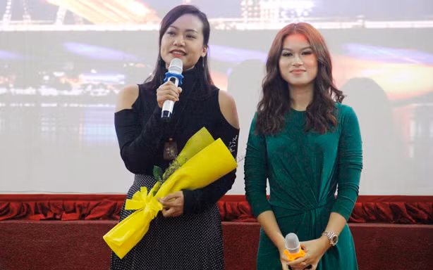 Đạo diễn Hồng Ánh và diễn viên Ngọc Thanh Tâm chia sẻ về bộ phim “Đảo của dân ngụ cư” với khán giả Đà Nẵng. Ảnh: Thanh Trần.