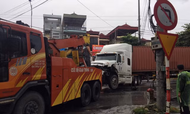 Ba xe ô tô đâm nhau liên hoàn, QL 18 ùn tắc nghiêm trọng