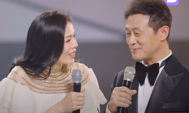 Tranh cãi việc Lệ Quyên cướp micro của MC Anh Tuấn bị cắt sóng