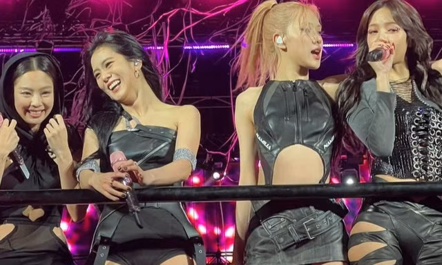 Động thái của BlackPink giữa lúc YG 'ngồi trên đống lửa'
