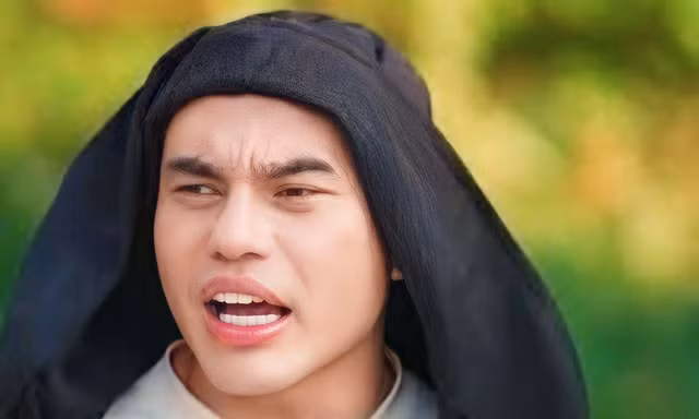 Thi nhau xin lỗi
